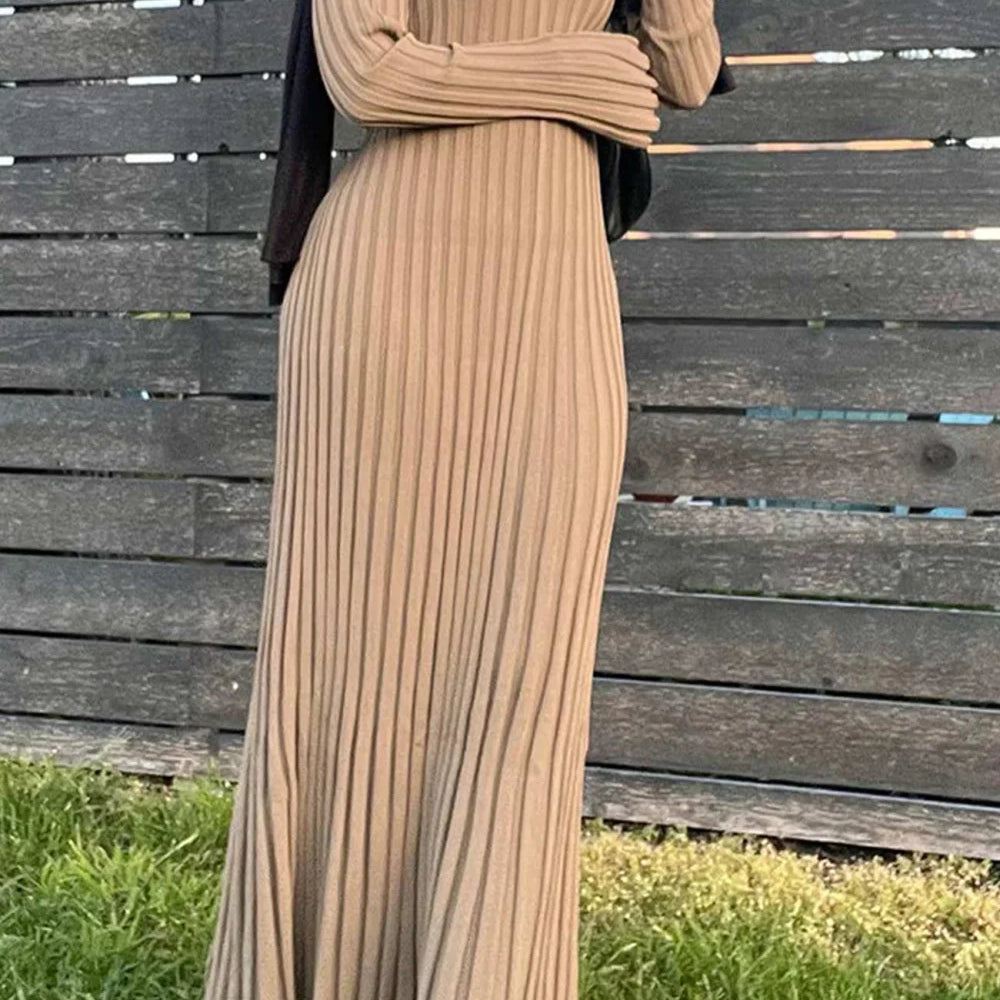 Abito in maglia a coste con cintura annodata in vita