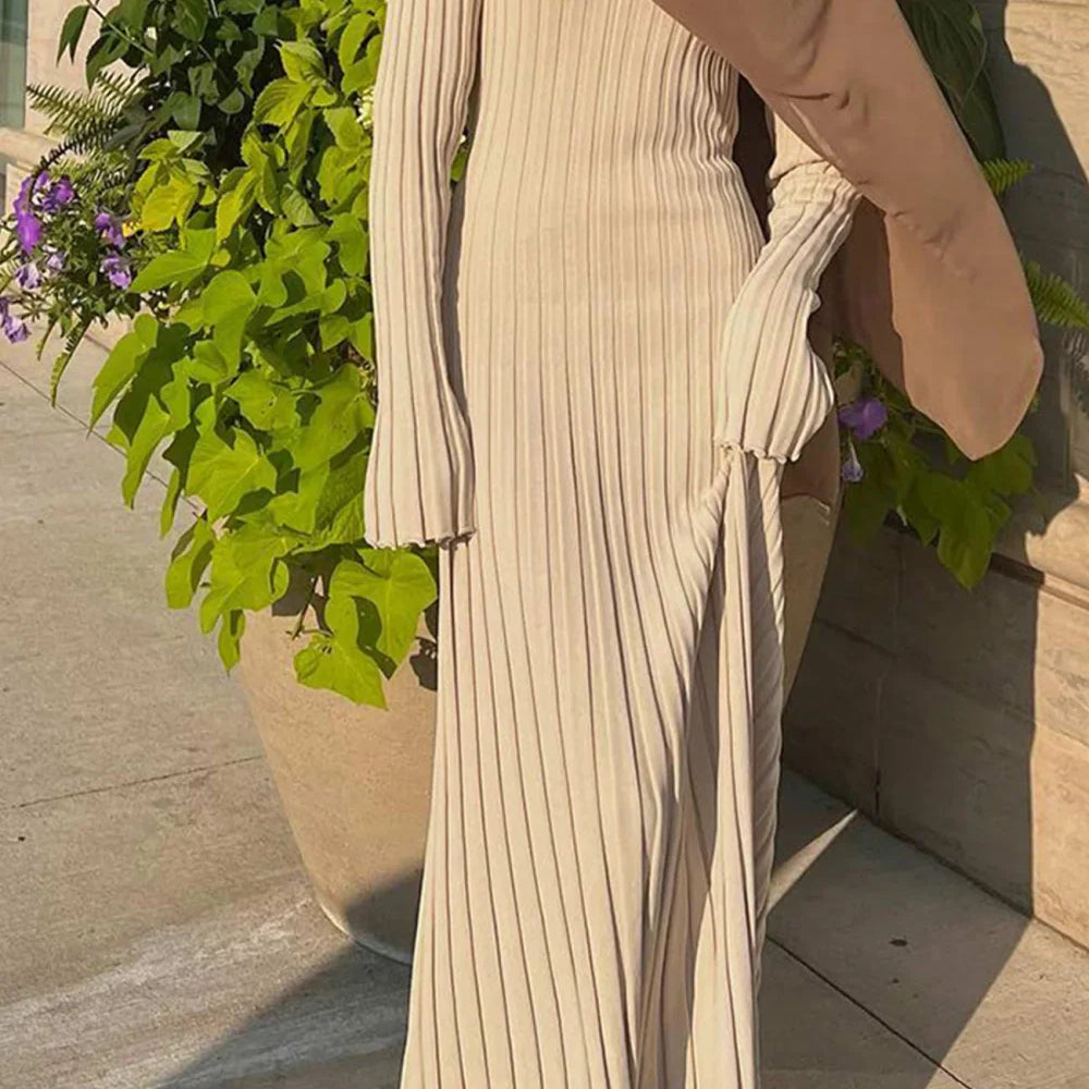 Abito in maglia a coste con cintura annodata in vita