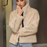 Cappotto in pelliccia sintetica spessa con collo alto a coste