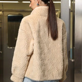 Cappotto in pelliccia sintetica spessa con collo alto a coste