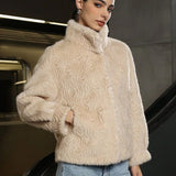 Cappotto in pelliccia sintetica spessa con collo alto a coste