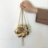 Pochette in acrilico con motivo floreale in oro rosa