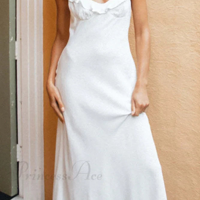 Abito con volant e scollo profondo