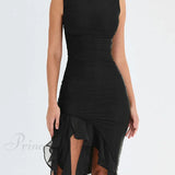 Abito midi sensuale irregolare senza maniche, arricciato e scollato, perfetto per l'estate