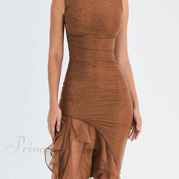 Abito midi sensuale irregolare senza maniche, arricciato e scollato, perfetto per l'estate
