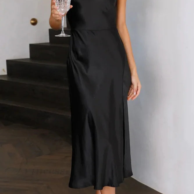 Abito in raso con scollo a cappuccio e spacco posteriore attorcigliato