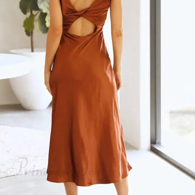 Abito in raso con scollo a cappuccio e spacco posteriore attorcigliato