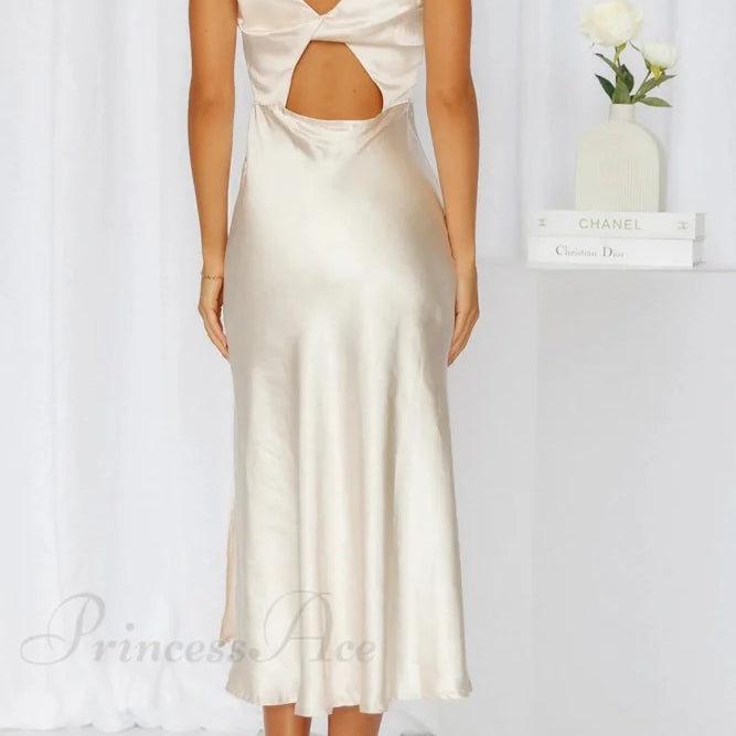 Abito in raso con scollo a cappuccio e spacco posteriore attorcigliato