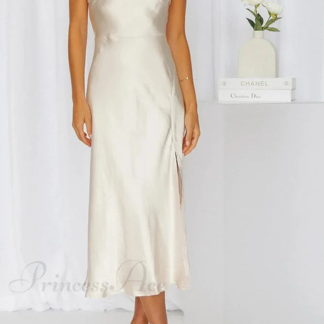 Abito in raso con scollo a cappuccio e spacco posteriore attorcigliato