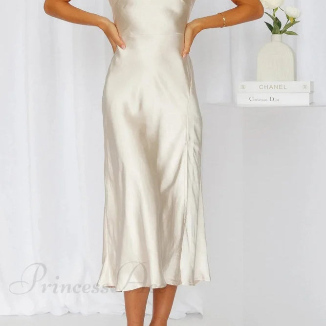 Abito in raso con scollo a cappuccio e spacco posteriore attorcigliato