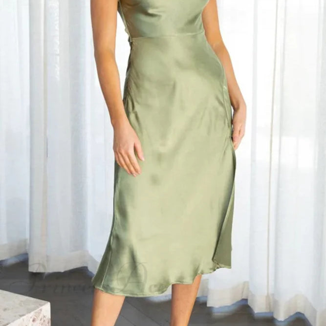 Abito in raso con scollo a cappuccio e spacco posteriore attorcigliato