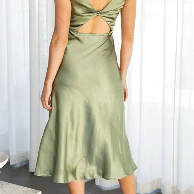 Abito in raso con scollo a cappuccio e spacco posteriore attorcigliato