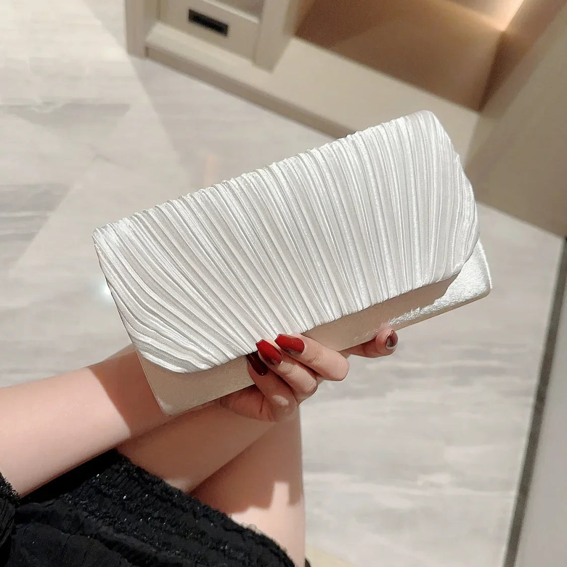 Pochette da sera in raso con strass plissettati per matrimonio