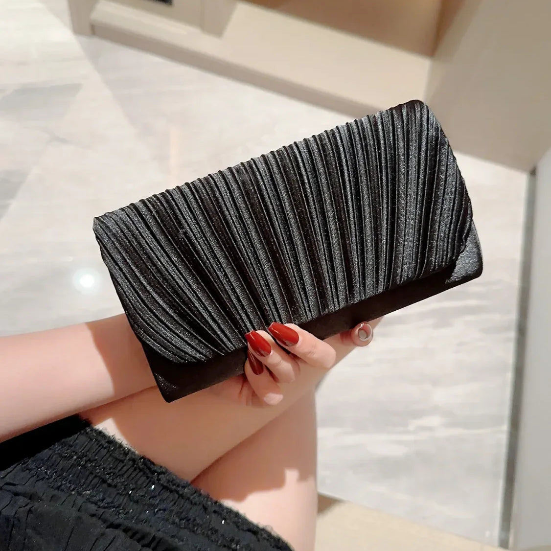 Pochette da sera in raso con strass plissettati per matrimonio