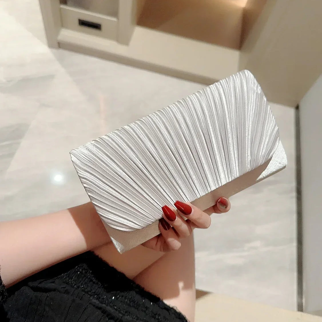 Pochette da sera in raso con strass plissettati per matrimonio