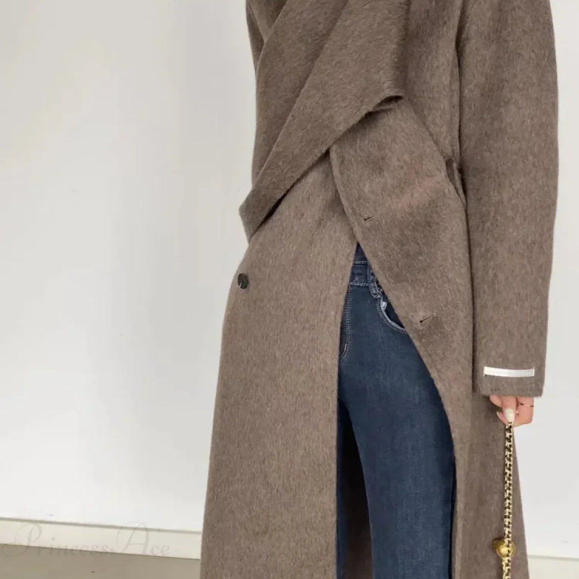 Cappotto doppiopetto in lana con collo a sciarpa