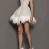 Abito da festa senza spalline con piume e paillettes