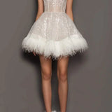 Abito da festa senza spalline con piume e paillettes