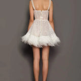 Abito da festa senza spalline con piume e paillettes