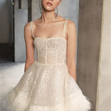 Abito da festa senza spalline con piume e paillettes