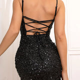 Mini abito da festa con scollo a V e schiena scoperta in paillettes