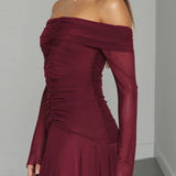 Mini abito sexy con maniche lunghe e volant arricciati e spalle scoperte