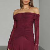 Mini abito sexy con maniche lunghe e volant arricciati e spalle scoperte