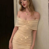 Mini abito da festa aderente con spalle scoperte e glitter