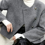 Cappotto corto monopetto in lana con scollo rotondo