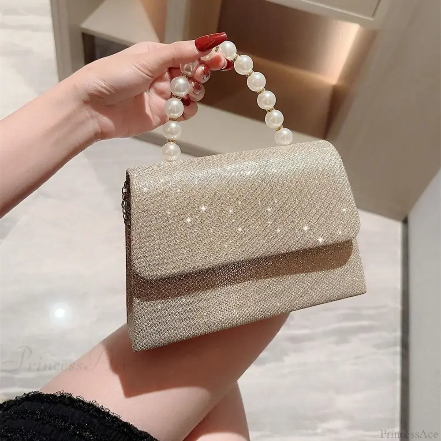 Pochette da sera in seta con catena di perle dorate