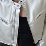 Giacca corta in pelle con bottone automatico a collo d'imbuto argentato