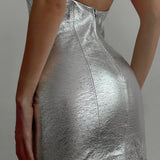 Mini abito aderente con scollo rotondo in similpelle futuristica color argento