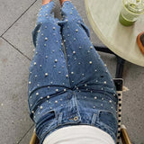 Jeans a gamba dritta sfilacciati con perline incrociate e vita inclinata