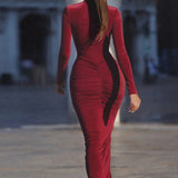 Abito lungo aderente con spacco e collo alto sottile