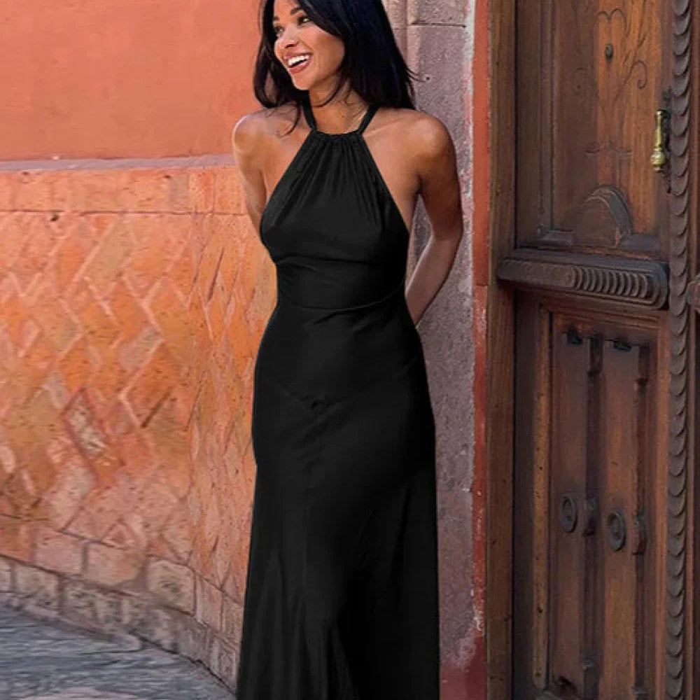 Abito da festa attillato con scollo all'americana