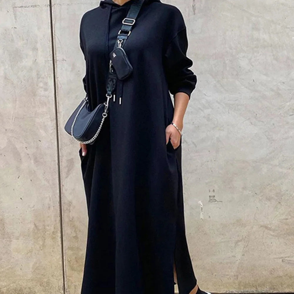 Abito con cappuccio e spacco sull'orlo