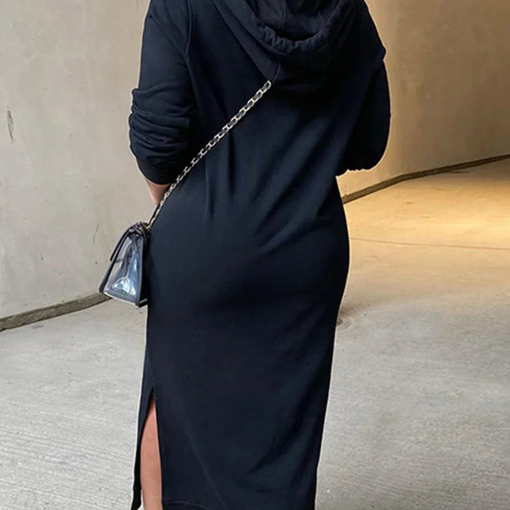 Abito con cappuccio e spacco sull'orlo