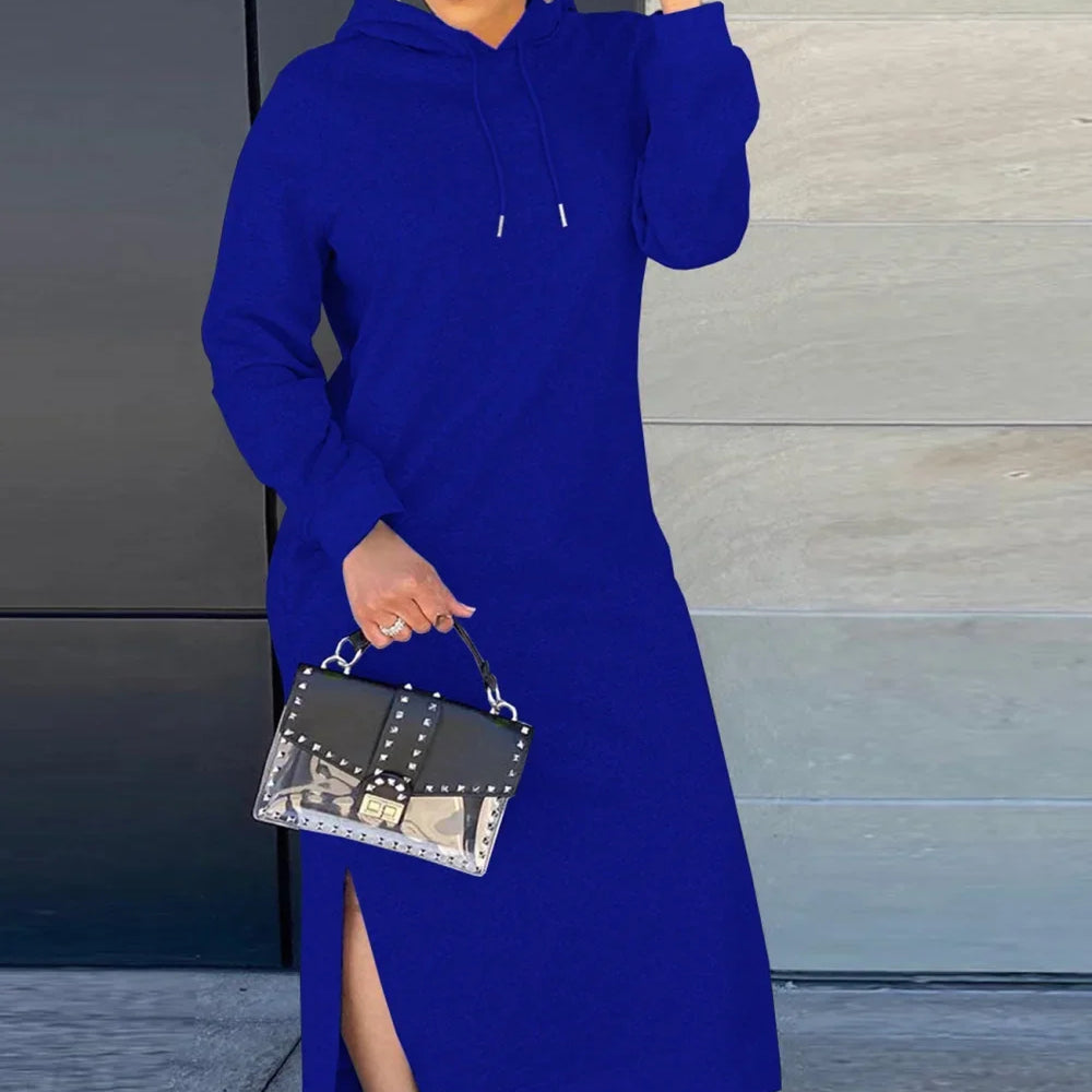 Abito con cappuccio e spacco sull'orlo