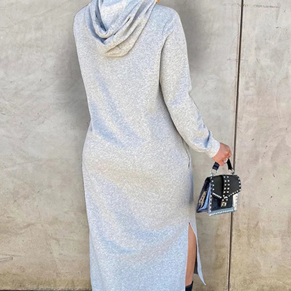 Abito con cappuccio e spacco sull'orlo