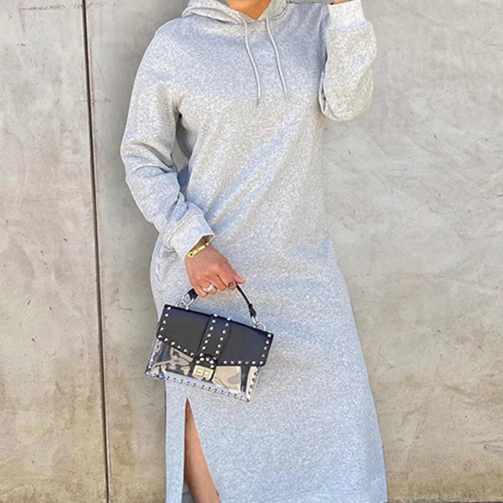 Abito con cappuccio e spacco sull'orlo