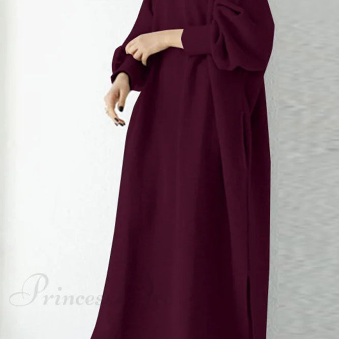 Abito felpato con spacchi e scollo rotondo