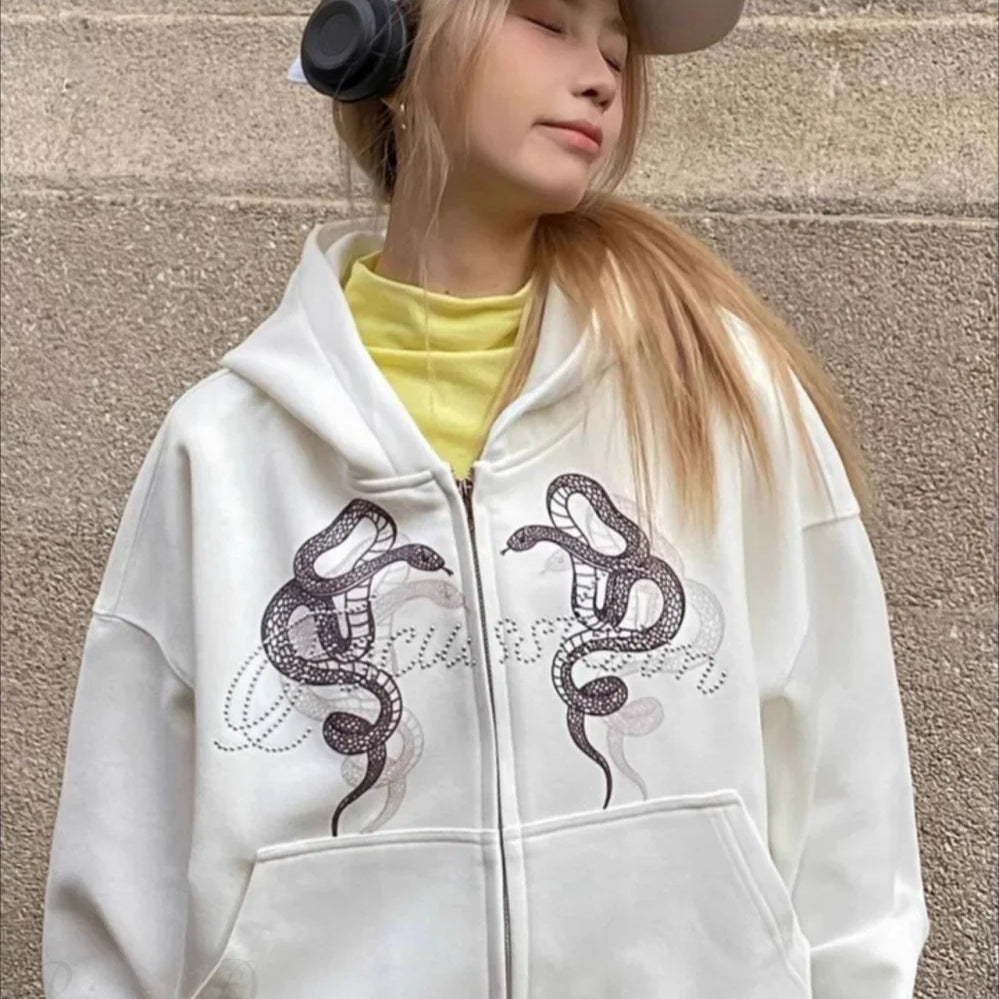 Felpa con cappuccio corta con zip e strass stampa serpente
