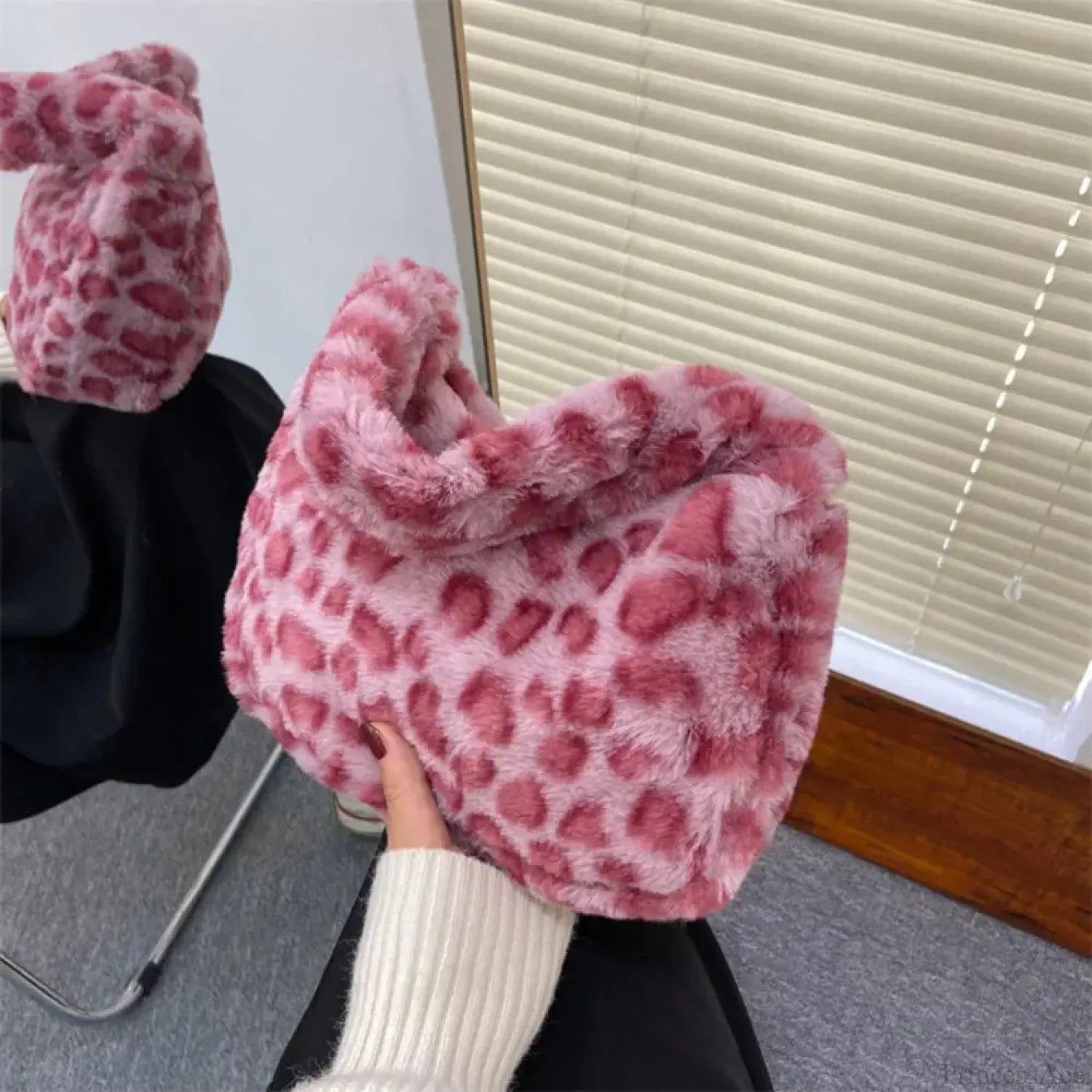 Borsa a tracolla con motivo leopardato in morbida peluche