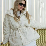 Cappotto trapuntato spesso con cappuccio e cerniera in tinta unita