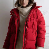 Cappotto trapuntato spesso con cappuccio e cerniera in tinta unita