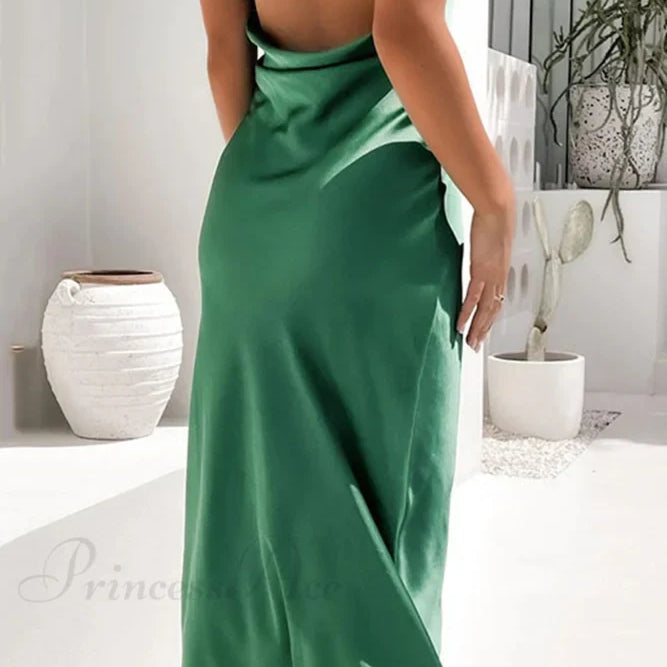 Abito senza spalline in raso tinta unita