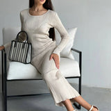 Abito lungo a maniche lunghe con vita in maglia tinta unita