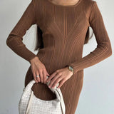 Abito lungo a maniche lunghe con vita in maglia tinta unita