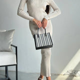 Abito lungo a maniche lunghe con vita in maglia tinta unita