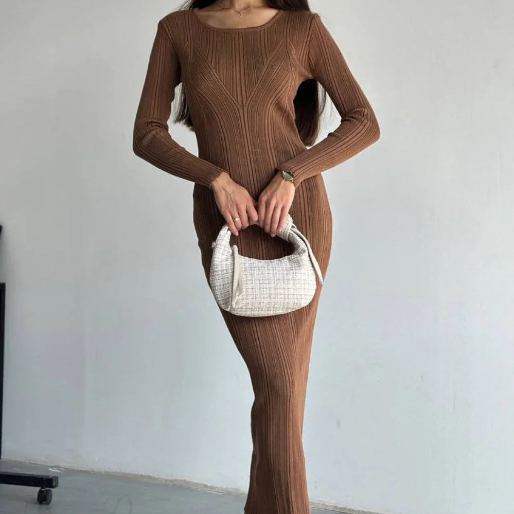 Abito lungo a maniche lunghe con vita in maglia tinta unita